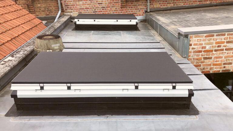 De Dakvensterinstallateur: Nieuwe installatie van twee iWindow2 koepels in een zinken dak
