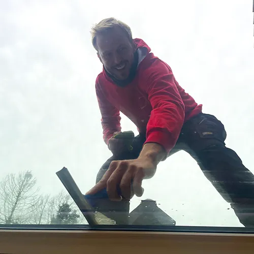 De Dakvensterinstallateur - cleaning the glazing